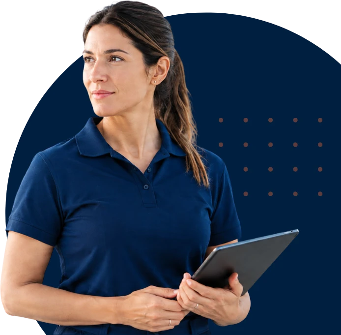 Licenciada en enfermería de Se.Pr.i ClubCare con uniforme institucional y una tablet en la mano.